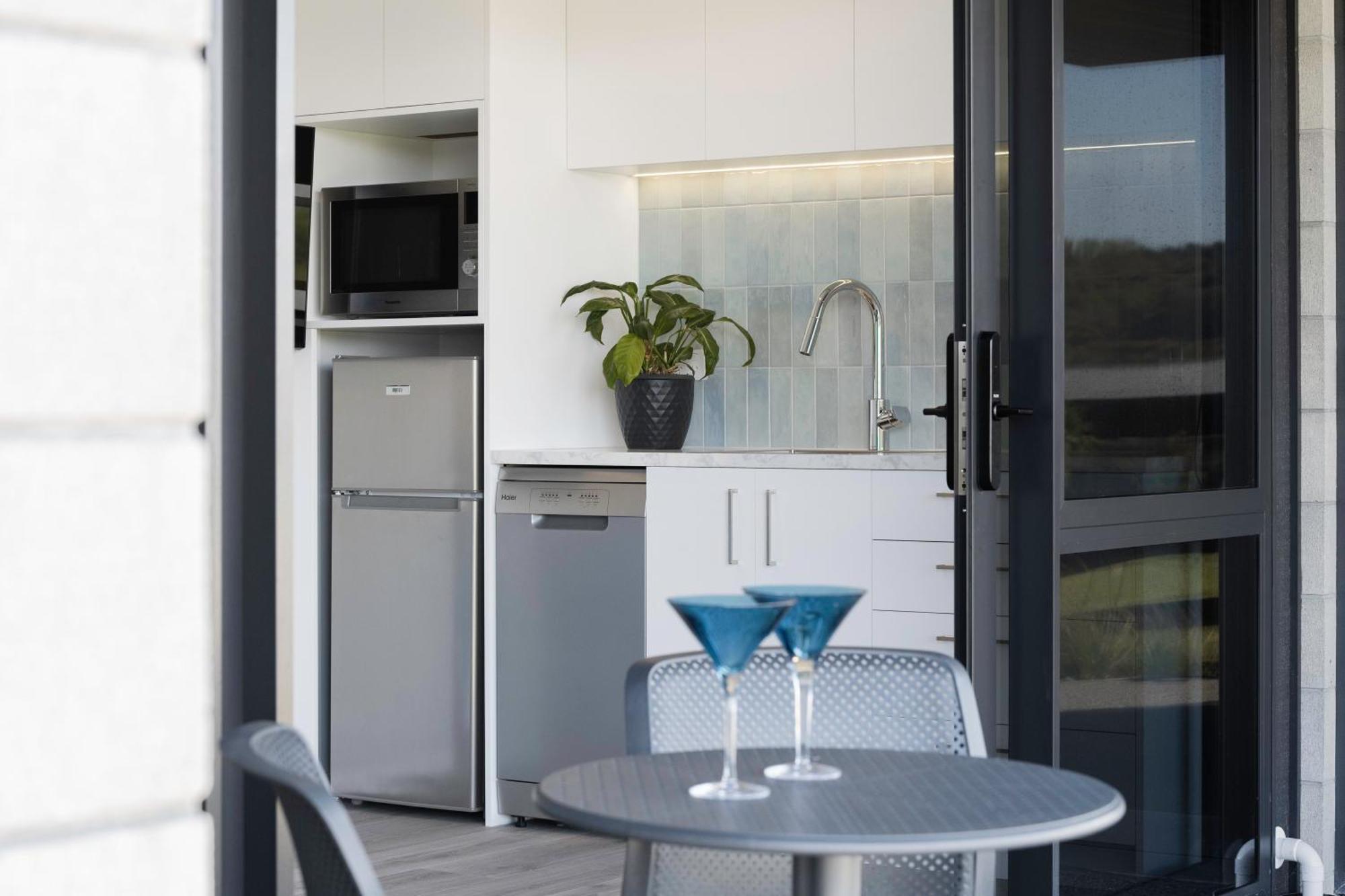 Pukehina Estuary Sunset Views Townhouse & Studio Bagian luar foto