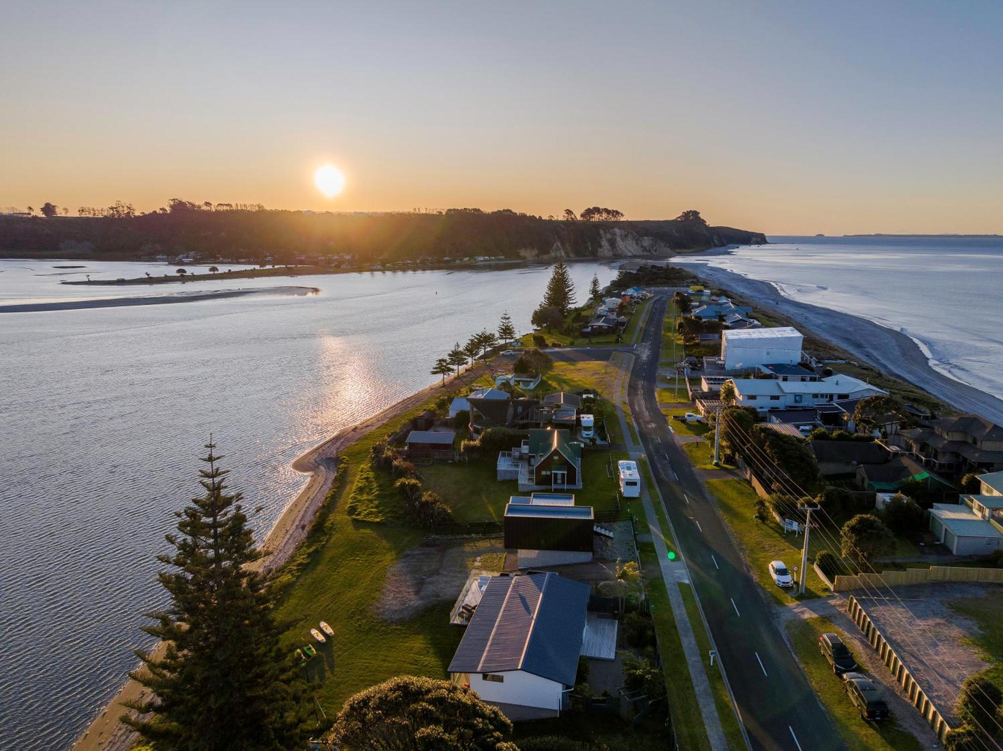 Pukehina Estuary Sunset Views Townhouse & Studio Bagian luar foto